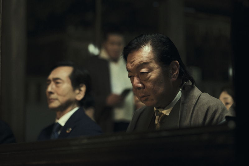 村長として豪腕を振るう古田新太　権力をかさに好き放題の一ノ瀬ワタル　「ヴィレッジ」場面写真
