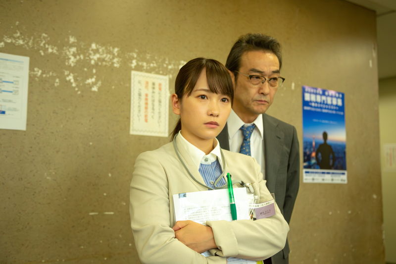 不安げに電話する内野聖陽　するどく相手をうかがう岡田将生　「アングリースクワッド」場面写真