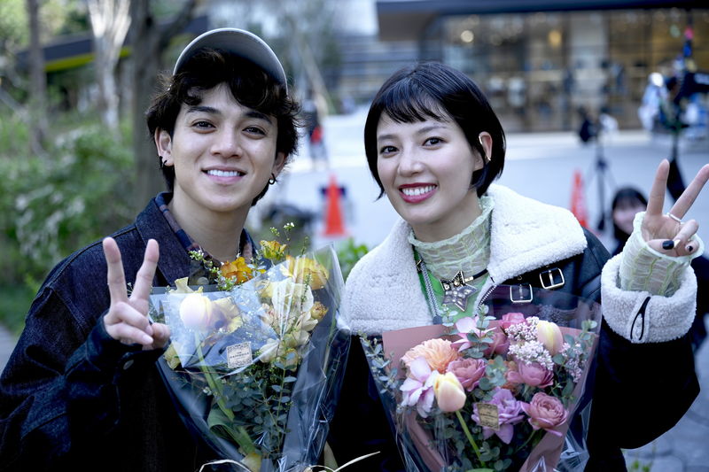 福士蒼汰が撮影のオフショット　楓の葉を手にする福原遥　屈託のない笑顔の宮沢氷魚　映画「楓」