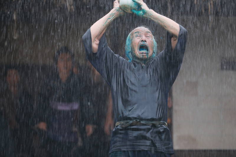”北斎”田中泯　ベロ藍の絵の具を頭からかけ、雨中で舞う　「HOKUSAI」本編映像