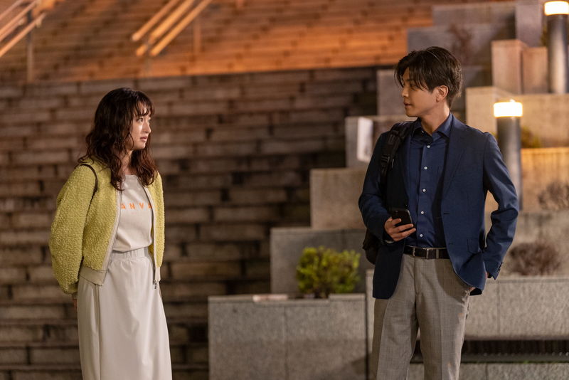 門脇麦 クリニックの制服に少し沈んだ表情 恋人・岩田剛典に違和感 「金髪」場面写真