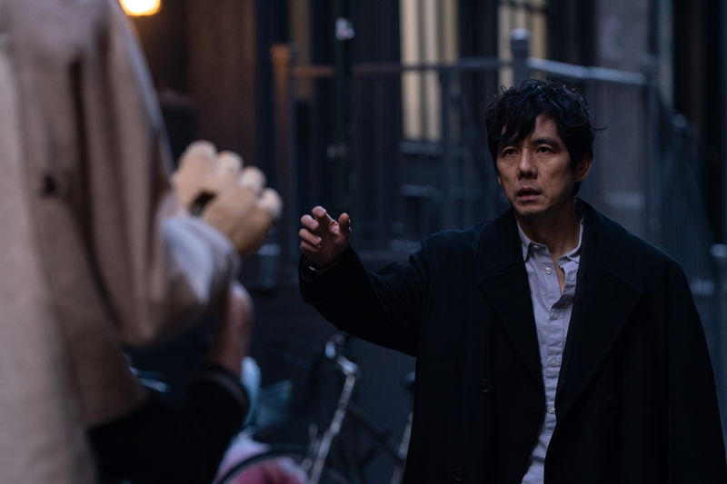 西島秀俊が見せるうつろな表情　グイ・ルンメイの切なげなまなざし　「Dear Stranger」場面写真