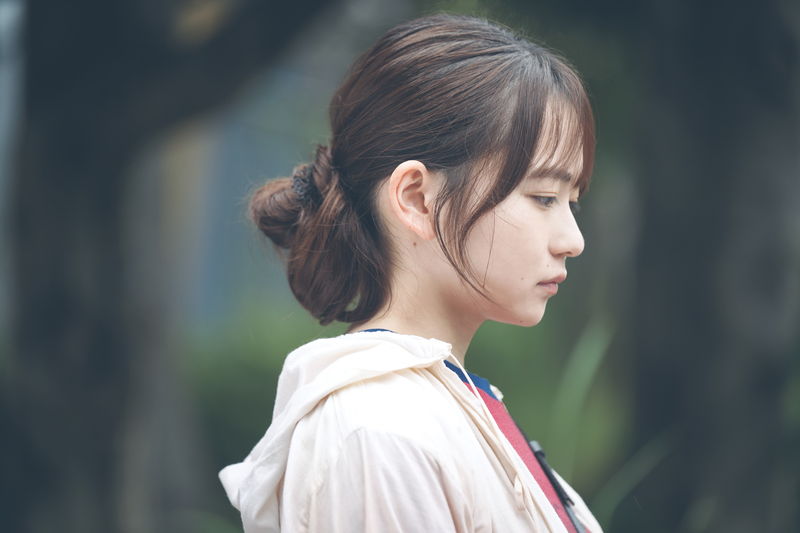 山田杏奈　優しいまなざしや陰りを帯びた横顔　光と闇の二面性を体現　「恋に至る病」場面写真