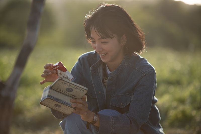 満島ひかり、子どもをあやすCA姿　たばこの空き箱を手に笑みをこぼす姿も　「First Love 初恋」場面写真