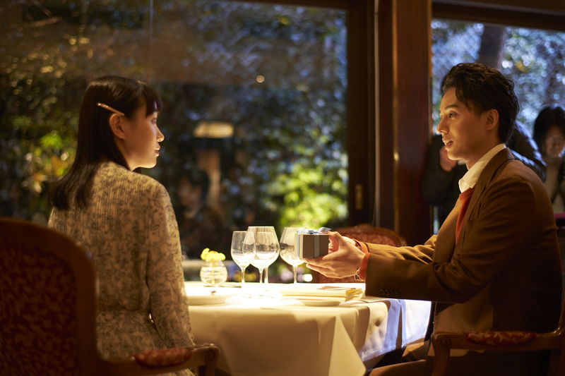 藤ヶ谷太輔　奈緒を抱きしめる姿　婚約指輪を手にけげんな表情も　「傲慢と善良」場面写真