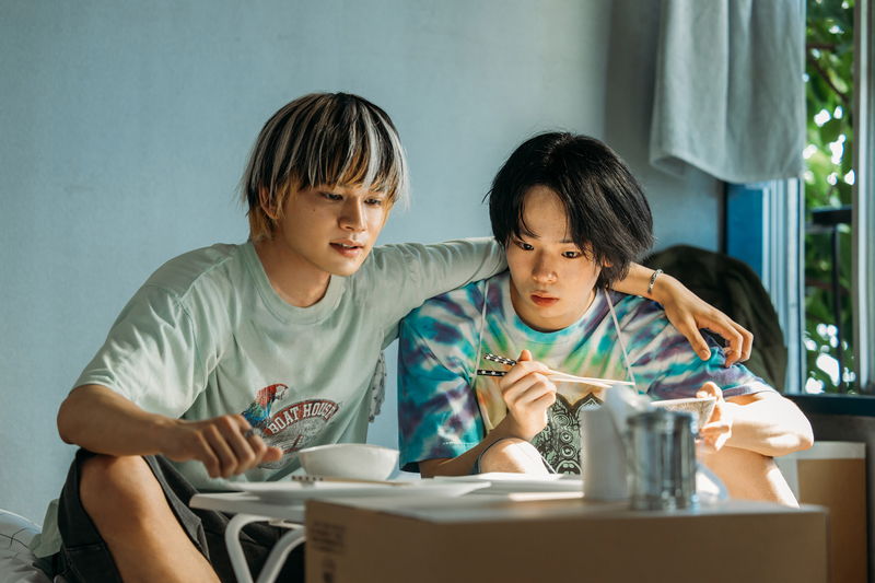 闇ビジネス”仕事中”の北村匠海＆林裕太　恋人の前で見せる綾野剛の柔和な表情　「愚か者の身分」場面写真
