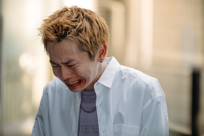 北村匠海、綾野剛にナイフを突きつける姿　林裕太と夜の歌舞伎町をさまよう姿も　「愚か者の身分」場面写真
