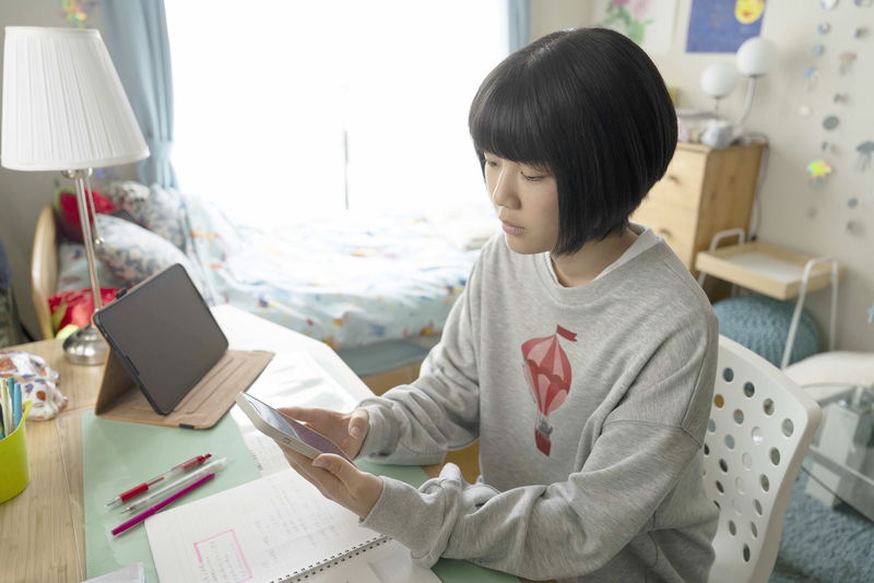 鈴木愛理　布団にくるまる“子供部屋おばさん”姿も　「ただいまって言える場所」ビジュアル