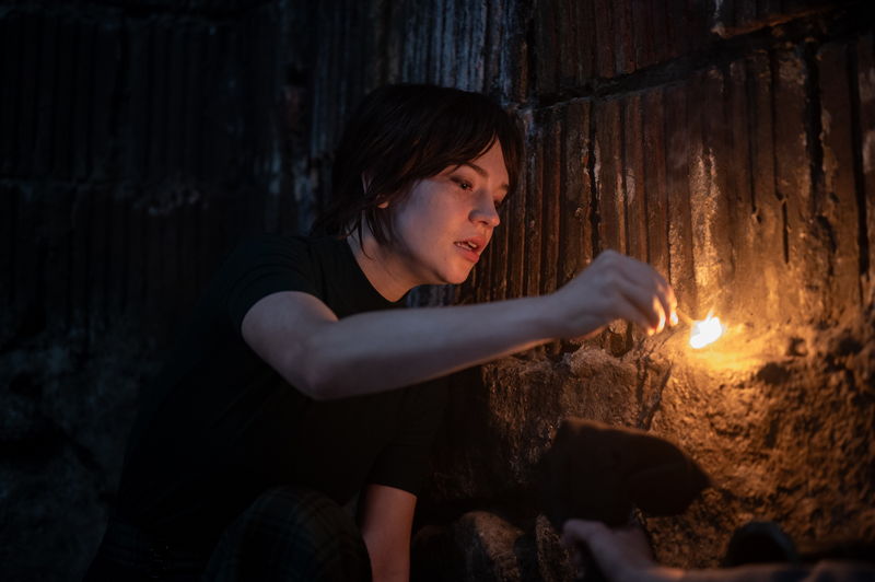 悪魔のような“カーディガンおじさん”　ヒュー・グラント演じる　「異端者の家」場面写真