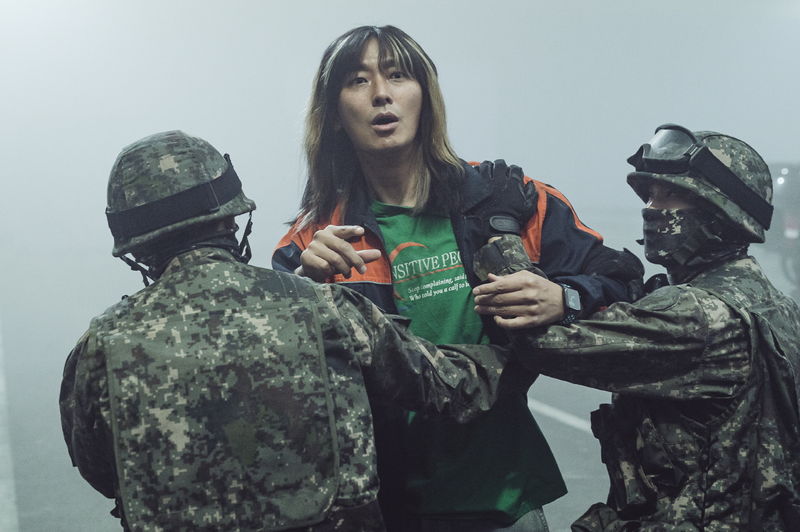 濃霧の橋上での多重事故　逃げ場を失った人々の混乱がエスカレート　「プロジェクト・サイレンス」本編映像