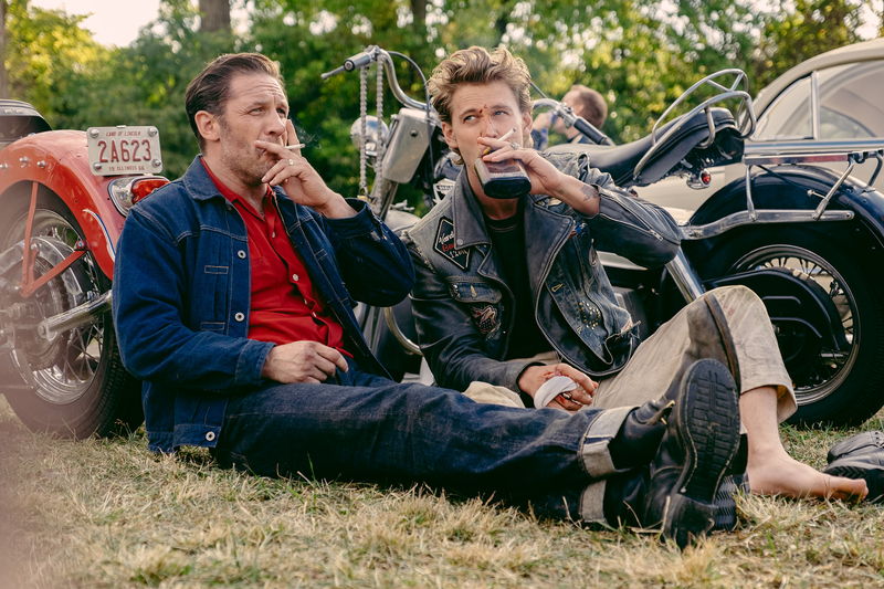 Ａ・バトラーやＴ・ハーディ　友情を感じさせるリラックスした表情　「ザ・バイクライダーズ」場面写真