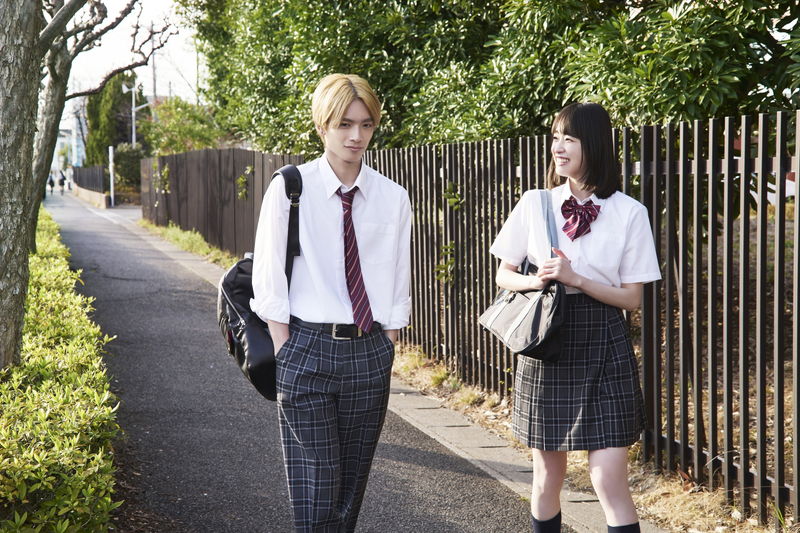 高橋恭平　髙橋ひかるにはにかみ笑顔　岩瀬洋志とのゼロ距離ショットも　「山口くんはワルくない」場面写真