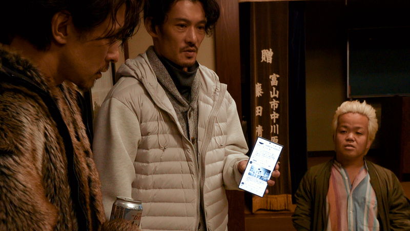 ワクチン接種後に妻を亡くした男　遺影が“奇跡の一枚”になり、“反ワクの象徴”に　「#拡散」本予告