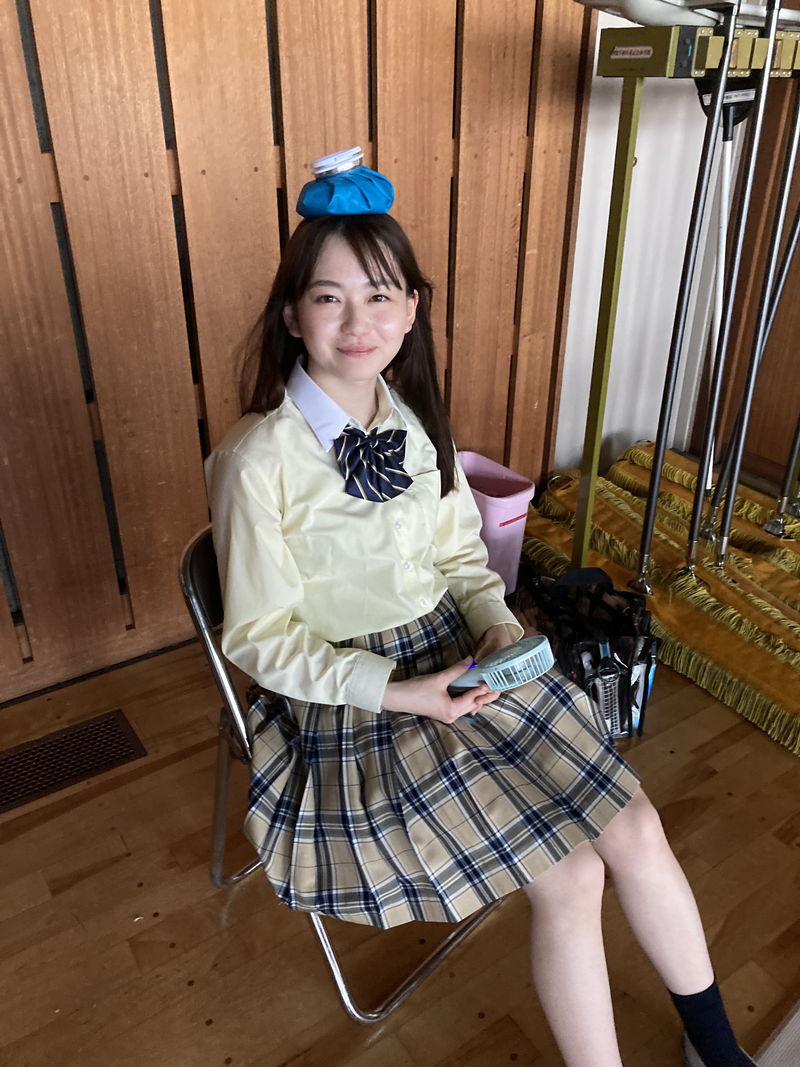山田杏奈 血だらけ姿で笑顔 長尾謙杜とピースサイン 和気あいあいの現場 「恋に至る病」メイキング