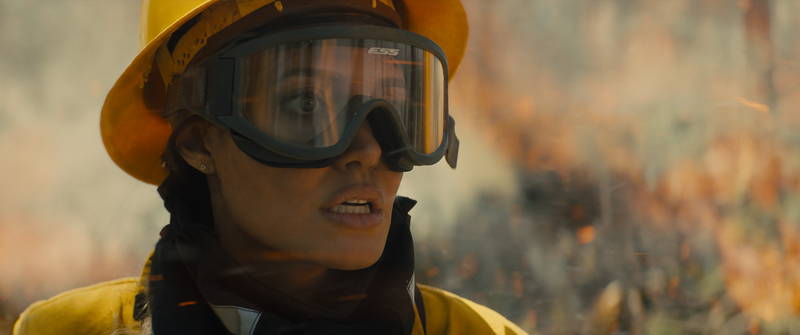 アンジェリーナ・ジョリー、防火ゴーグルを着けて消火活動する姿　「モンタナの目撃者」場面写真