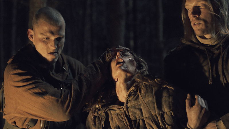 木の根へとつなぎとめられた“処刑椅子”に拘束される少女 「ヴィレッジ 声帯切村」場面写真