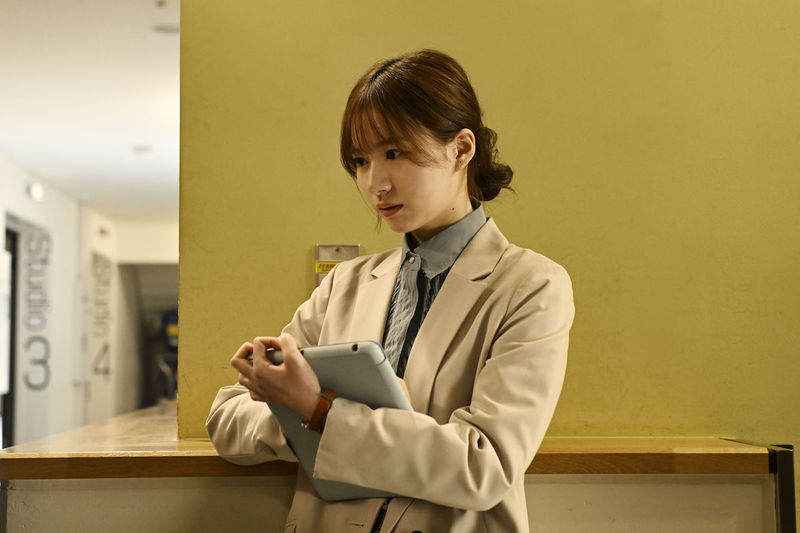 中村倫也と神木隆之介が対峙する張り詰めた瞬間　「君のクイズ」場面写真