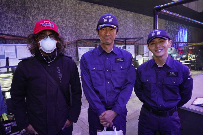 山田涼介が笑顔　西田敏行と濱田岳はサムズアップ　「大怪獣のあとしまつ」オフショット