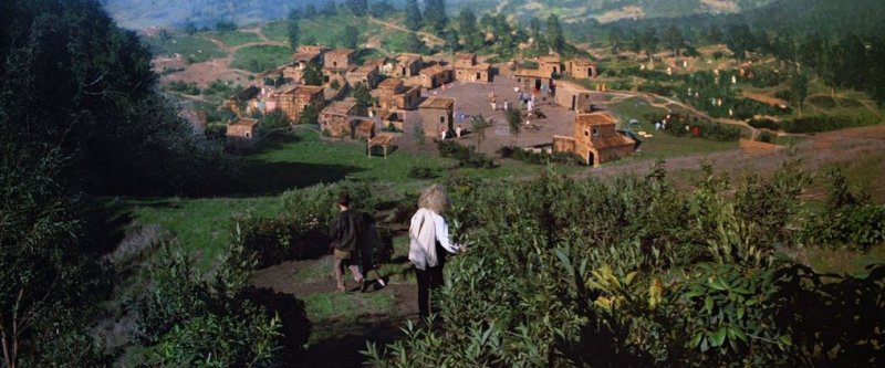 ヒュー・ジャックマン　ひつじをなでながら穏やかな笑顔　ミルクを与える姿も　「ひつじ探偵団」場面写真