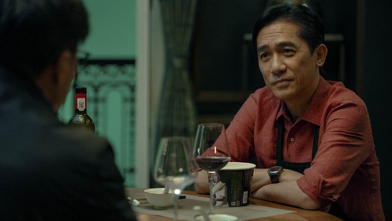 トニー・レオンの落ち着いた表情　経済犯罪捜査班との激しい駆け引き　「フォックス・ハント」場面写真