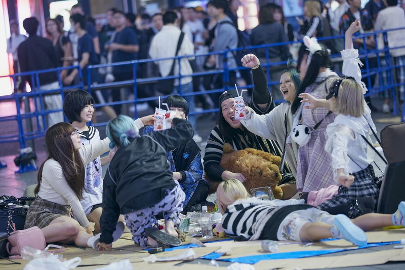 森七菜　歌舞伎町を背景に一人たたずむ姿　満面の笑顔で仲間とともにはしゃぐ様子も　「炎上」場面写真