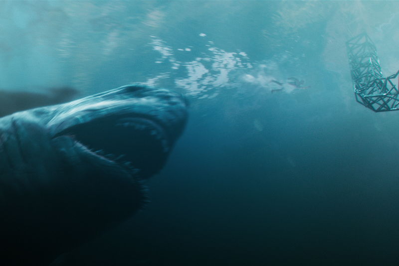 キバをむいて、海中で人間に迫る超巨大ザメ　「ブラック・デーモン」場面写真