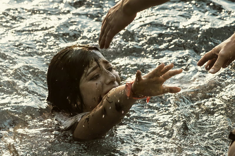 キバをむいて、海中で人間に迫る超巨大ザメ　「ブラック・デーモン」場面写真