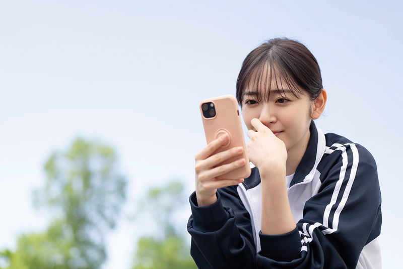 鈴木愛理　布団にくるまる“子供部屋おばさん”姿も　「ただいまって言える場所」ビジュアル