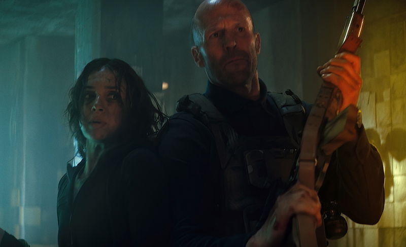 ジェイソン・ステイサム 使い慣れたツルハシで悪党と渡り合う姿 「ワーキングマン」場面写真