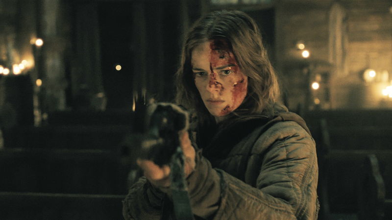 木の根へとつなぎとめられた“処刑椅子”に拘束される少女 「ヴィレッジ 声帯切村」場面写真