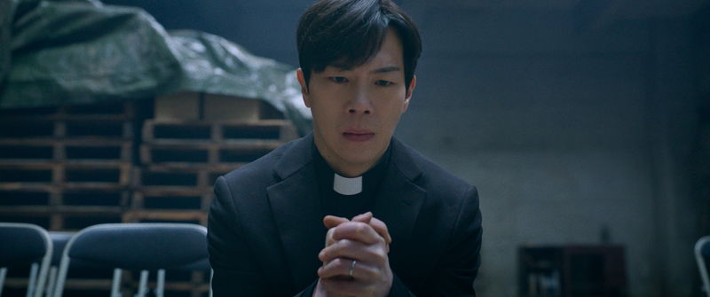 “神隠し”事件の起こった廃神社　神具にあふれた部屋、禍々しい儀式　「神社　悪魔のささやき」場面写真