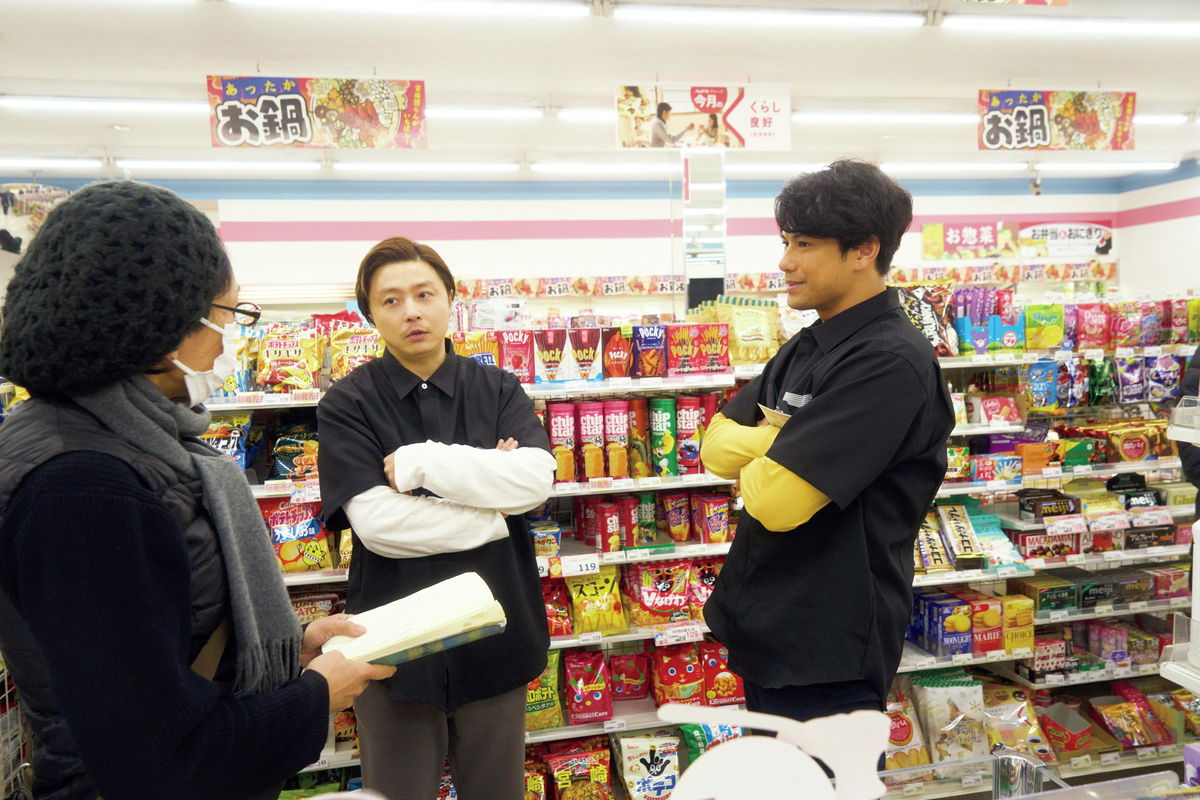 クレーンゲームにハマる堂本剛　水槽を掃除する堂本と見守る綾野剛も　「まる」メイキング＆オフショット