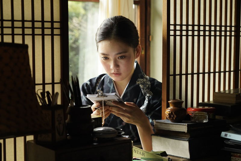 安達祐実　妖艶なタイトドレス姿で怪しげな姿　北香那、柄本佑の姿も　「春画先生」場面写真