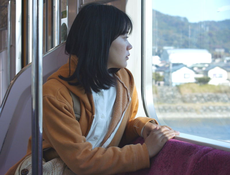 旅行会社の仕事で訪れた郊外の町　川辺で出会った謎めいた男　「石がある」公開決定