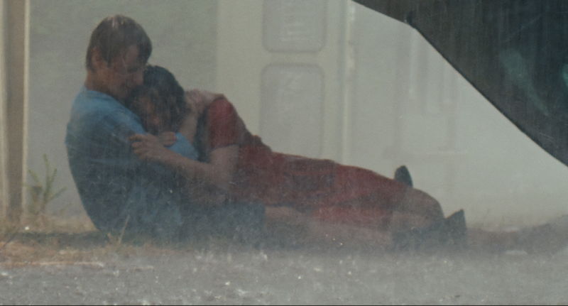 森の中を走り、大雨の中で抱き合う　精神科病院を抜け出した男女の逃避行　「依存魔」場面写真