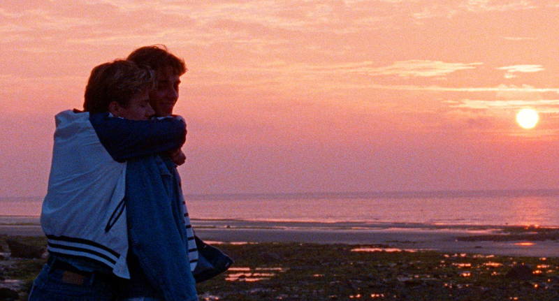 夕日を眺めてバックハグ　ティーンエイジャーの少年2人の恋　「Summer of 85」場面写真