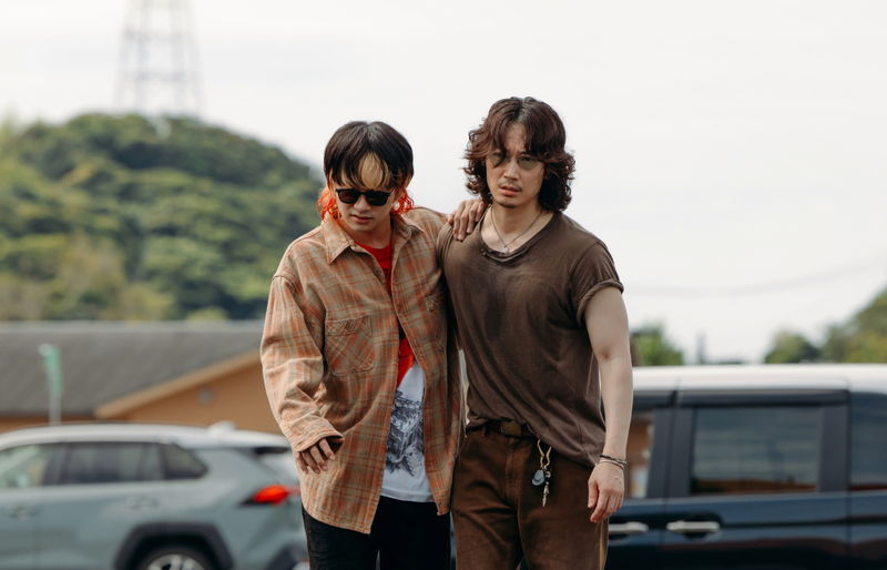 北村匠海、綾野剛にナイフを突きつける姿　林裕太と夜の歌舞伎町をさまよう姿も　「愚か者の身分」場面写真