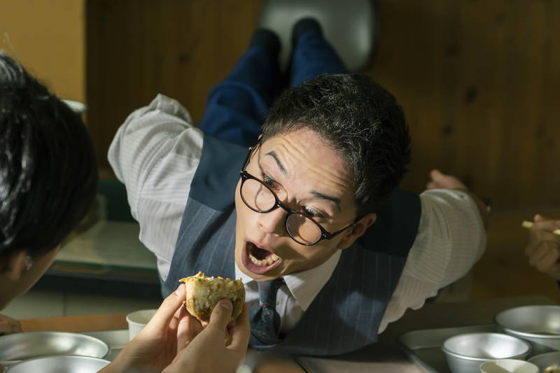市原隼人　給食に”スライディングいただきま～す”　「劇場版 おいしい給食 卒業」場面写真