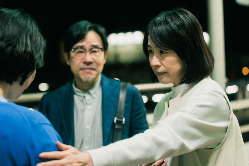 黒木華と藤間爽子がスマホを見ながら楽しそうに話す姿　心でつながる人々　「アイミタガイ」場面写真