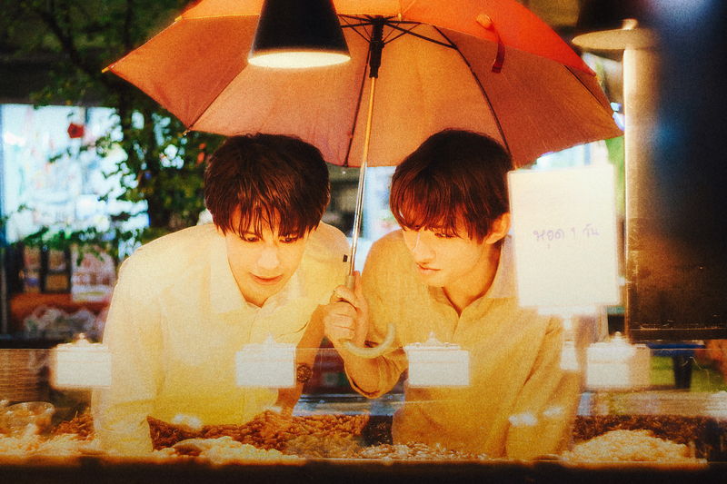 森崎ウィン＆向井康二　相合い傘でナイトマーケットのデート姿　「（LOVE SONG）」場面写真