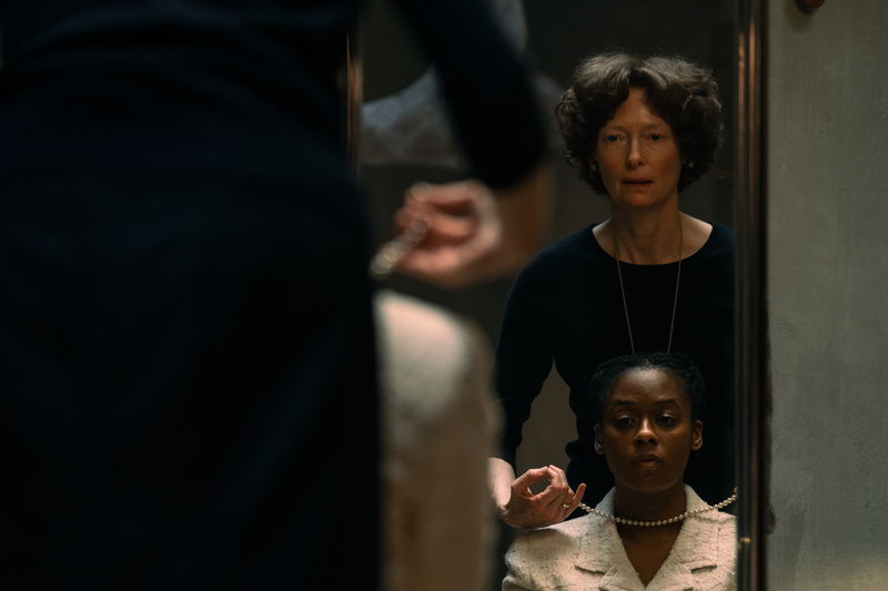 終末世界の地下生活 贅を尽くした生活を死守しようとする富裕者たちのゆがんだ饗宴 「THE END」場面写真