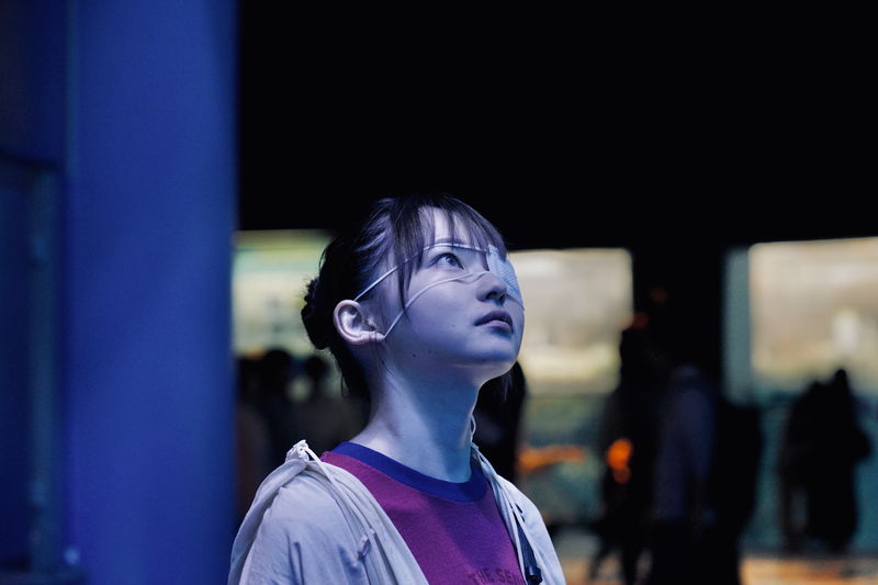 自転車を力強くこぐ長尾謙杜　試すような冷たさにじむまなざしの山田杏奈　「恋に至る病」場面写真
