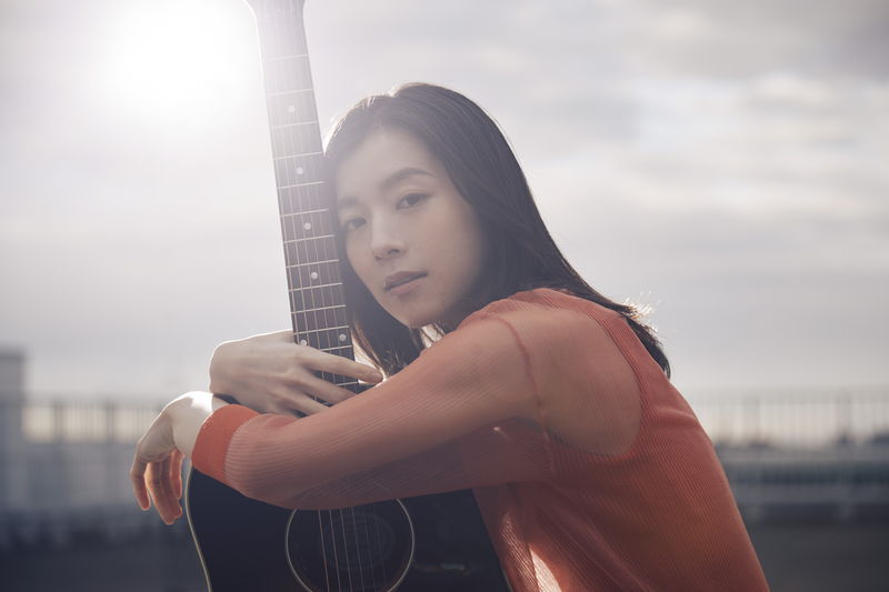 milet　演技初挑戦で夫を支える妻役と人気シンガーソングライター役の二役　「知らないカノジョ」場面写真