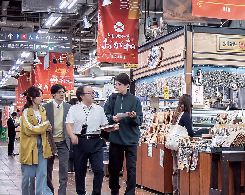 興奮気味に話す渡邊圭祐　「ザンギ～」と言いながら写真を撮る葵わかな　「2126年、海の星をさがして」特報