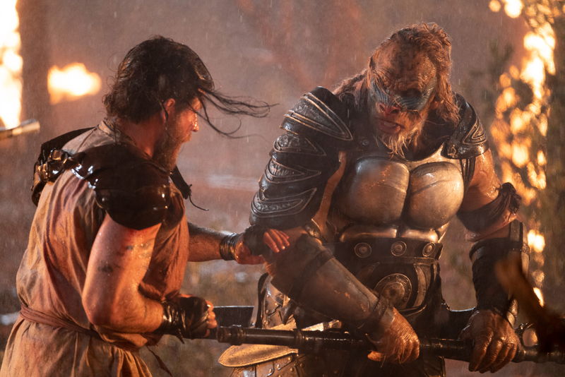 銀のビキニアーマーをまとった女戦士　激闘に身を投じる姿　「レッド・ソニア／反逆の剣」場面写真