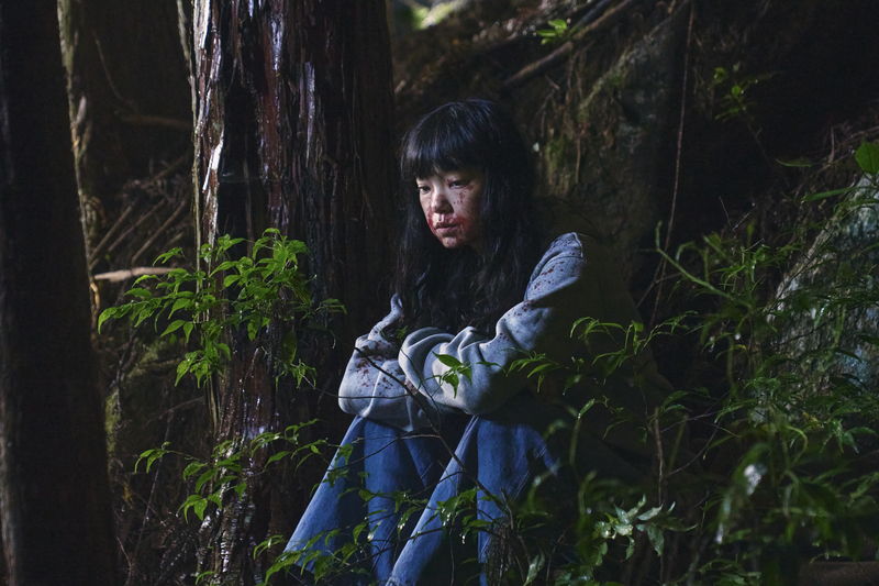 恐怖に追い込まれる古川琴音　暗い森の中で服や顔に血をつけて一人で座り込む姿　「みなに幸あれ」場面写真