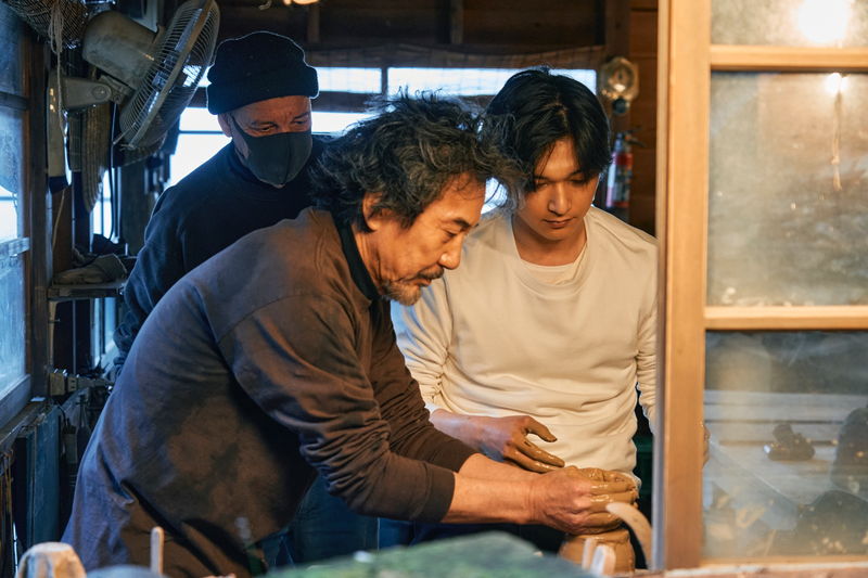 役所広司＆吉沢亮、仲むつまじく陶芸練習　見つめ合いリラックスした笑顔も　「ファミリア」メイキング写真