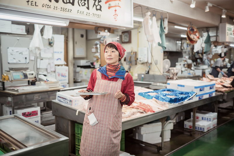 興奮気味に話す渡邊圭祐　「ザンギ～」と言いながら写真を撮る葵わかな　「2126年、海の星をさがして」特報