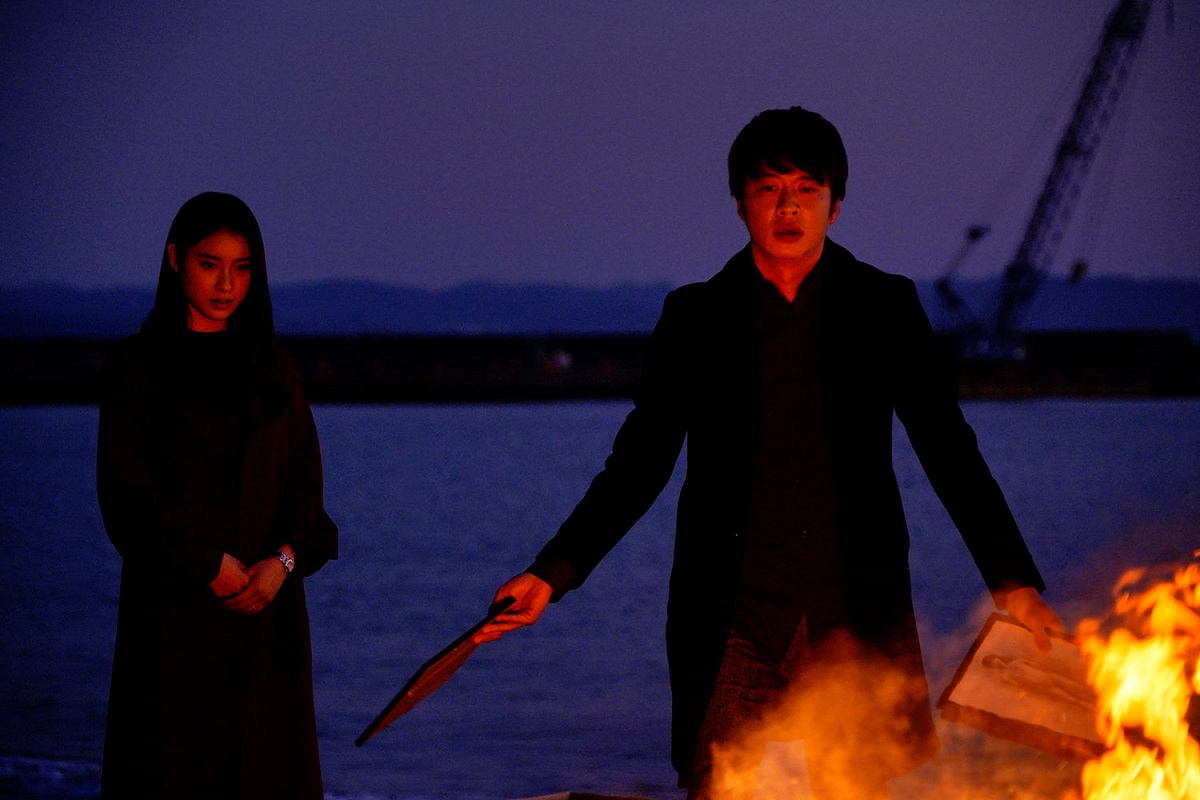 「哀愁しんでれら」 土屋太鳳＆田中圭 幸せ結婚式から線路に寝そべる異様な姿まで　幸福と転落の場面写真が公開