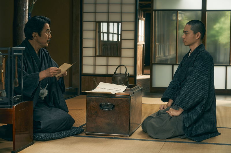 役所広司　涙ぐんで菅田将暉を抱きかかえる姿　人目もはばからず号泣する姿も　「銀河鉄道の父」場面写真